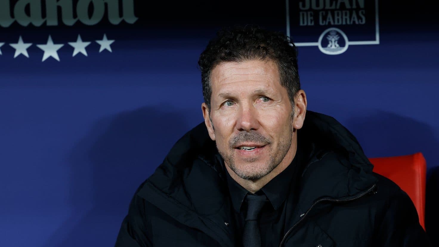 Huấn luyện viên Diego Simeone của Atletico Madrid trên băng ghế dự bị, thể hiện sự tập trung.