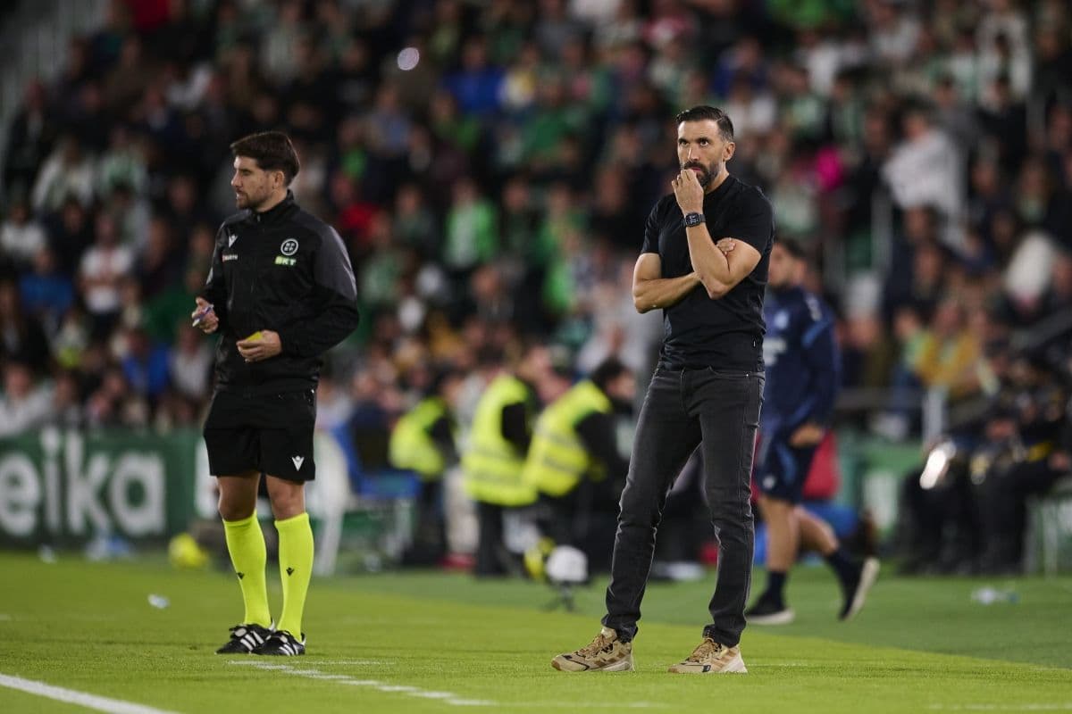 Huấn luyện viên Eder Sarabia của Elche đứng trên đường biên với vẻ mặt suy tư, thể hiện sự thất vọng sau trận đấu.