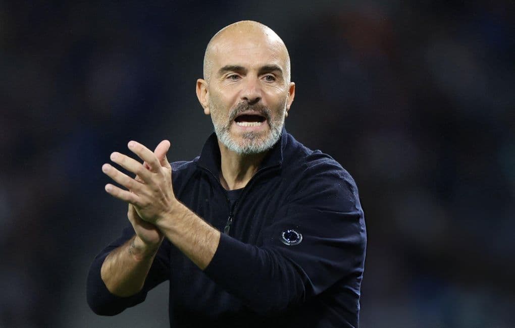 Huấn luyện viên Enzo Maresca của Manchester City vỗ tay trên sân, đối mặt với áp lực kế thừa di sản của Pep Guardiola.