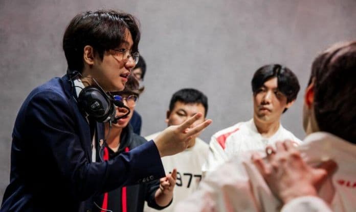 Huấn luyện viên esports đang hướng dẫn các tuyển thủ, minh họa cho chiều sâu chiến thuật của thể thức Fearless Draft tại CKTG 2025.