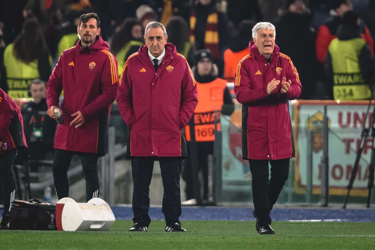 Huấn luyện viên Gian Piero Gasperini và ban huấn luyện AS Roma theo dõi trận đấu từ đường biên.