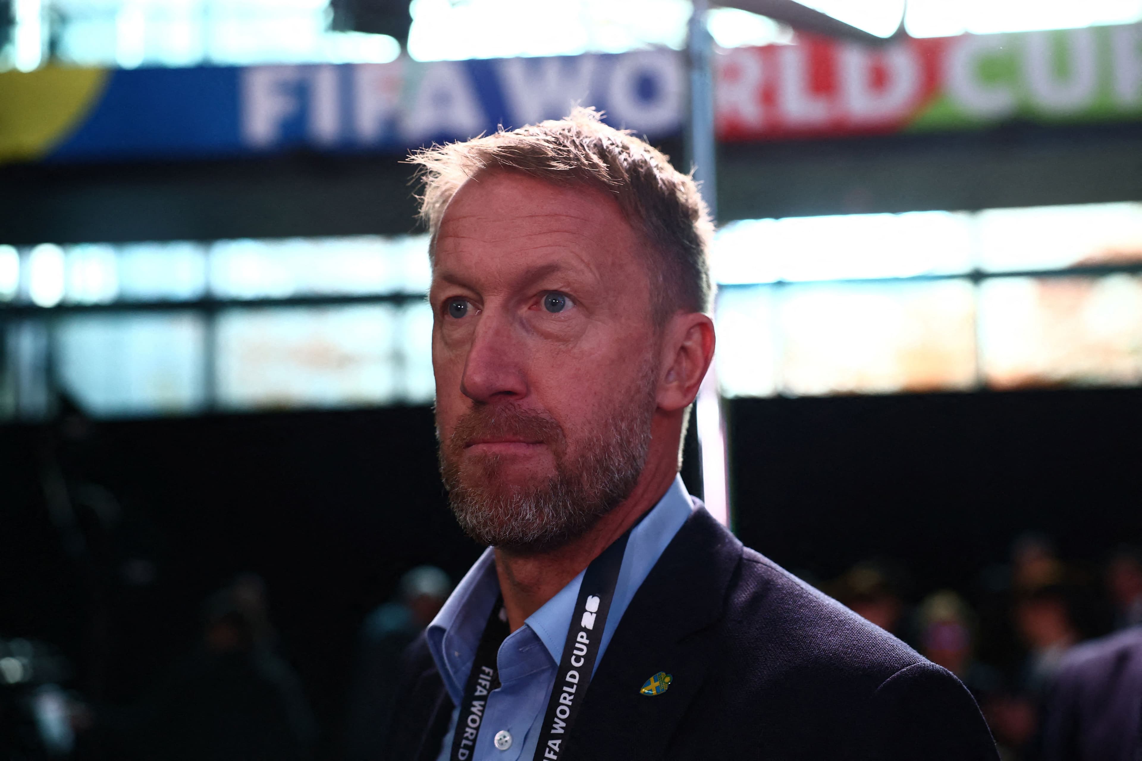 Huấn luyện viên Graham Potter với vẻ mặt nghiêm nghị, tượng trưng cho sự đổi mới và hy sinh chiến thuật cần thiết.
