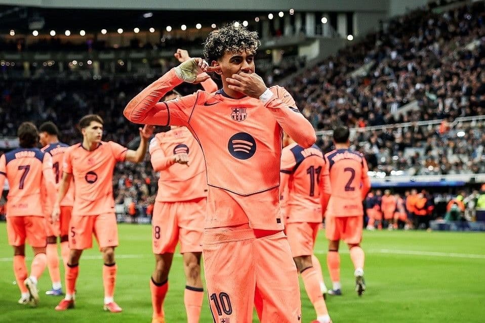 Huấn luyện viên Hansi Flick của Barcelona thể hiện sự lo lắng về chiến thuật.