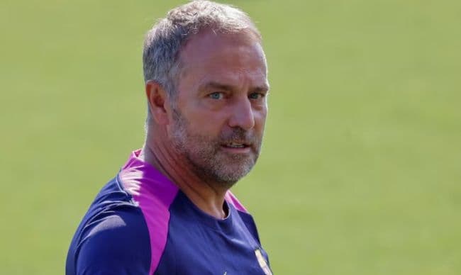 Huấn luyện viên Hansi Flick của Barcelona trên sân tập