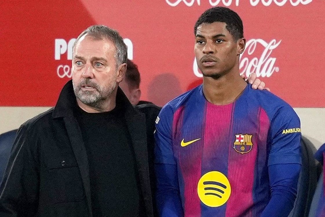 Huấn luyện viên Hansi Flick và cầu thủ Marcus Rashford của Barcelona.