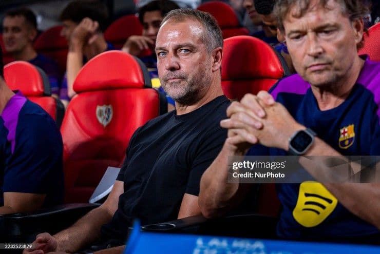 Huấn luyện viên Hansi Flick với vẻ mặt nghiêm nghị trên băng ghế dự bị của Barcelona.