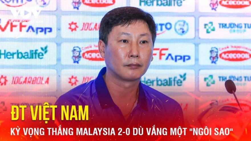 Huấn luyện viên đội tuyển bóng đá Việt Nam tại họp báo, thể hiện vai trò của VTV5 trong việc đưa tin và phát sóng các sự kiện thể thao lớn.