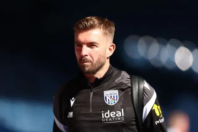 Huấn luyện viên James Morrison của West Brom đến sân, đối mặt với những câu hỏi về giá trị của chiến thắng và bản lĩnh đội bóng.