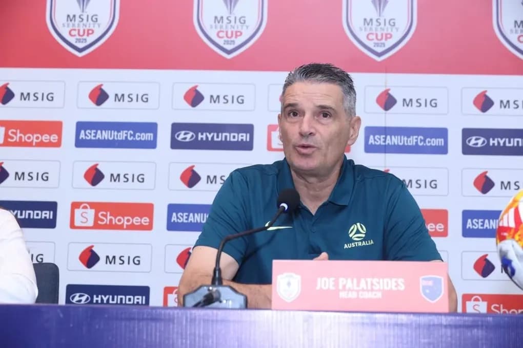 Huấn luyện viên Joe Palatsides của U23 nữ Australia tại buổi họp báo.