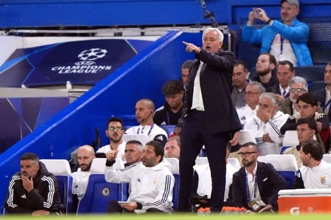 Huấn luyện viên Jose Mourinho chỉ đạo đội Benfica trong lần trở lại sân Stamford Bridge