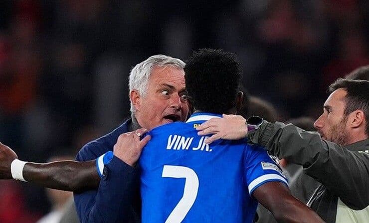 Huấn luyện viên Jose Mourinho trao đổi với Vinicius Junior, thể hiện sự tin tưởng và tầm nhìn chiến lược