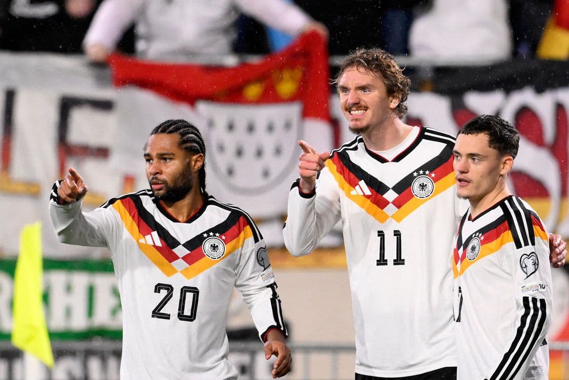 Huấn luyện viên Julian Nagelsmann của đội tuyển Đức trên đường biên.