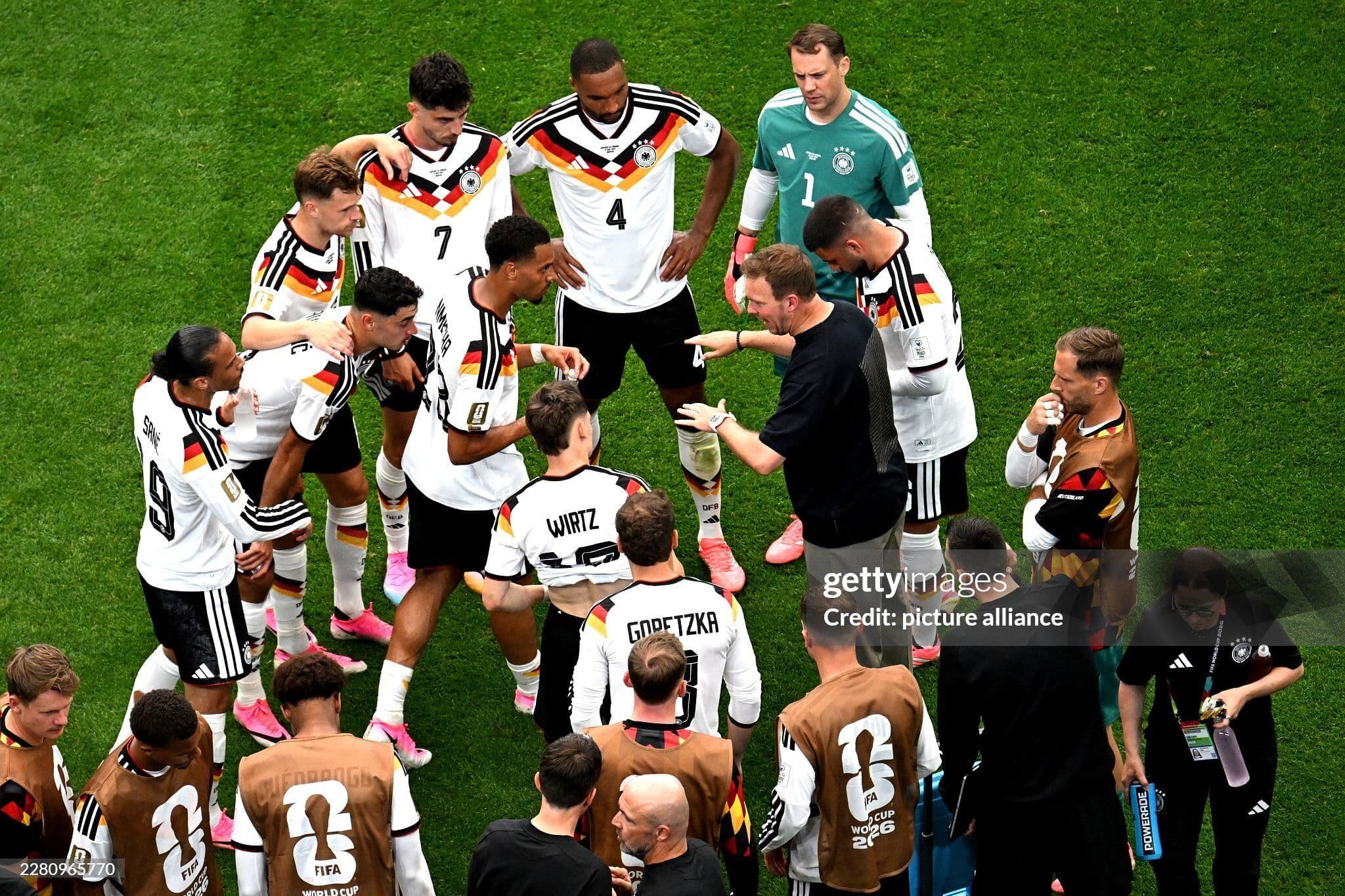 Huấn luyện viên Julian Nagelsmann chỉ đạo đội tuyển Đức trong vòng tròn chiến thuật trên sân cỏ.