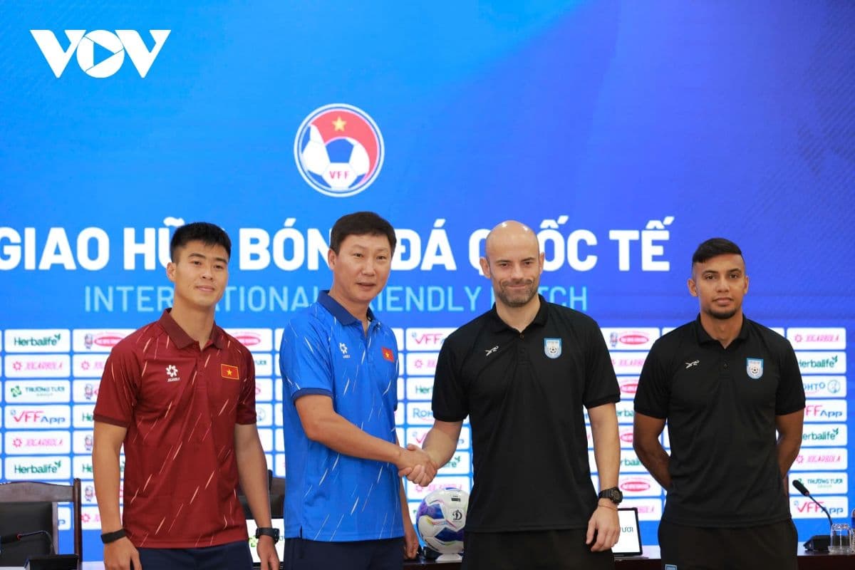 Huấn luyện viên Kim Sang-sik bắt tay đại diện đội tuyển Bangladesh tại buổi họp báo trước trận giao hữu.