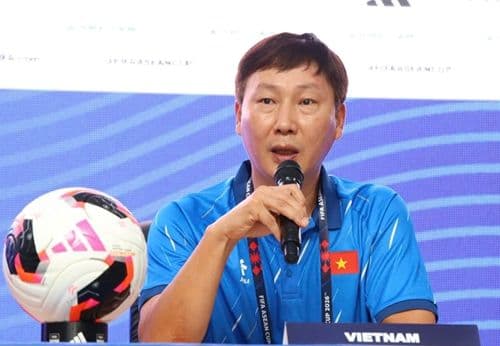 Huấn luyện viên Kim Sang-sik của đội tuyển Việt Nam phát biểu tại buổi họp báo, thể hiện sự chuyên nghiệp và định hướng tương lai của bóng đá Việt Nam.