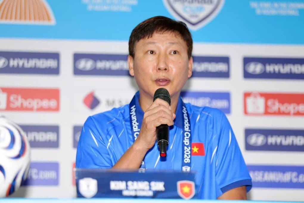 Huấn luyện viên Kim Sang Sik của đội tuyển Việt Nam tại buổi họp báo