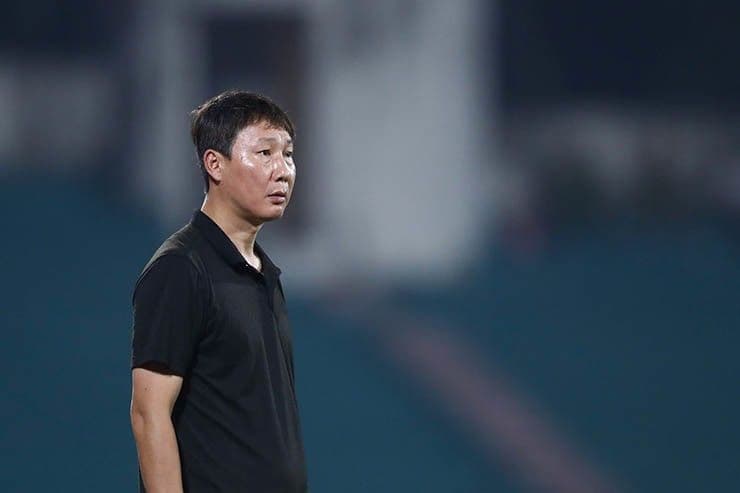 Huấn luyện viên Kim Sang Sik chỉ đạo từ đường biên trong trận đấu của U23 Việt Nam.