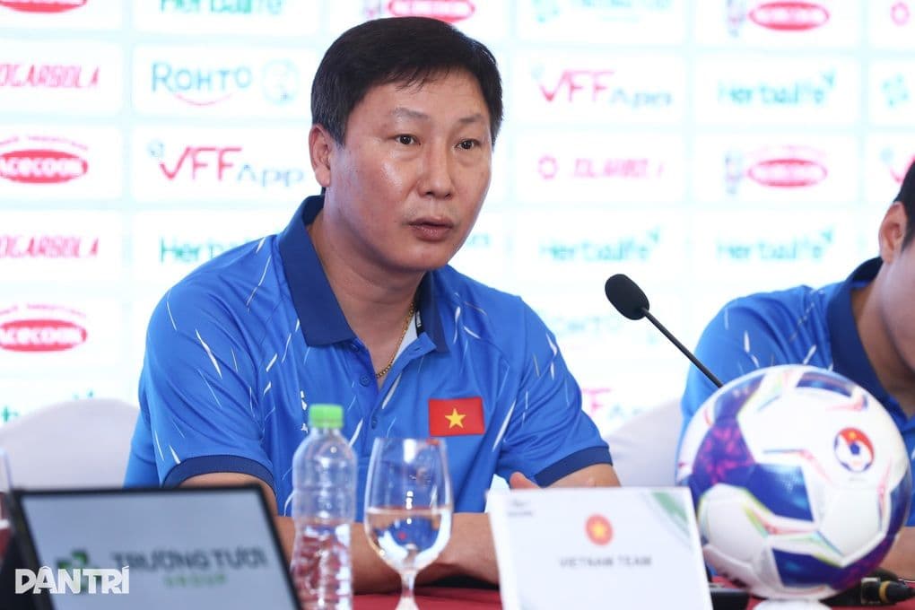 Huấn luyện viên Kim Sang-sik tại buổi họp báo, thảo luận về tầm nhìn và chiến lược phát triển bóng đá.
