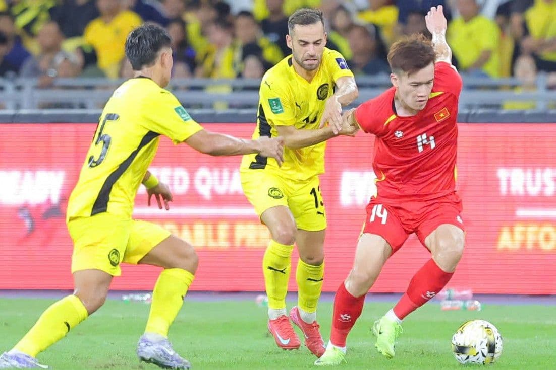 Huấn luyện viên Kim Sang-sik và đội tuyển Việt Nam trong buổi tập, chuẩn bị cho các trận đấu