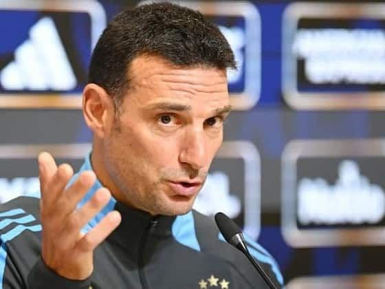 Huấn luyện viên Lionel Scaloni của Argentina phát biểu tại họp báo