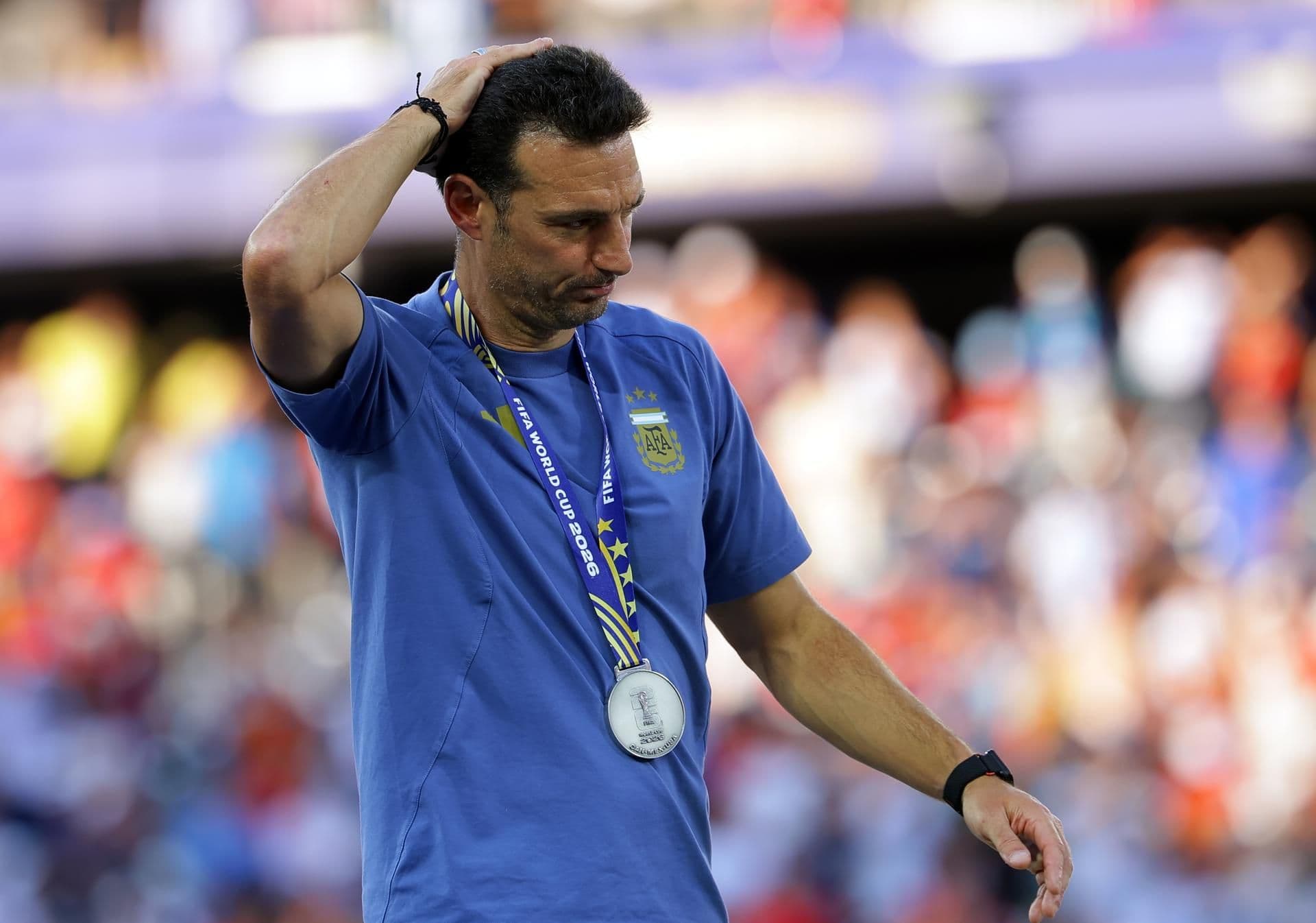 Huấn luyện viên Lionel Scaloni của Argentina với huy chương World Cup 2026, thể hiện sự suy tư sau thất bại.