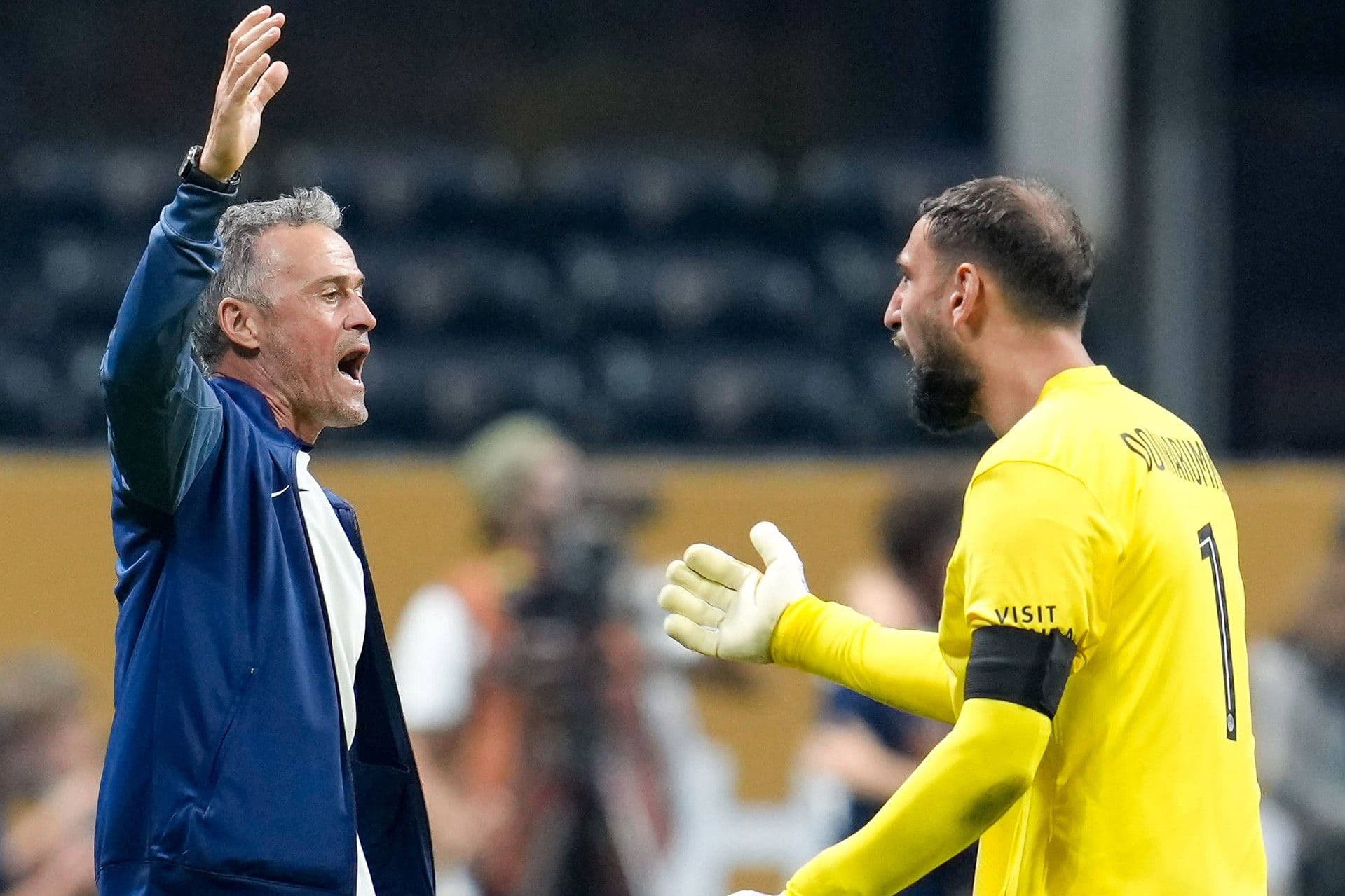 Huấn luyện viên Luis Enrique của PSG và thủ môn Donnarumma