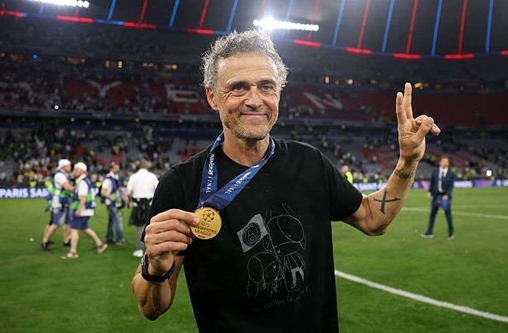 Huấn luyện viên Luis Enrique của PSG với huy chương vô địch, tượng trưng cho vinh quang đạt được tại Champions League.