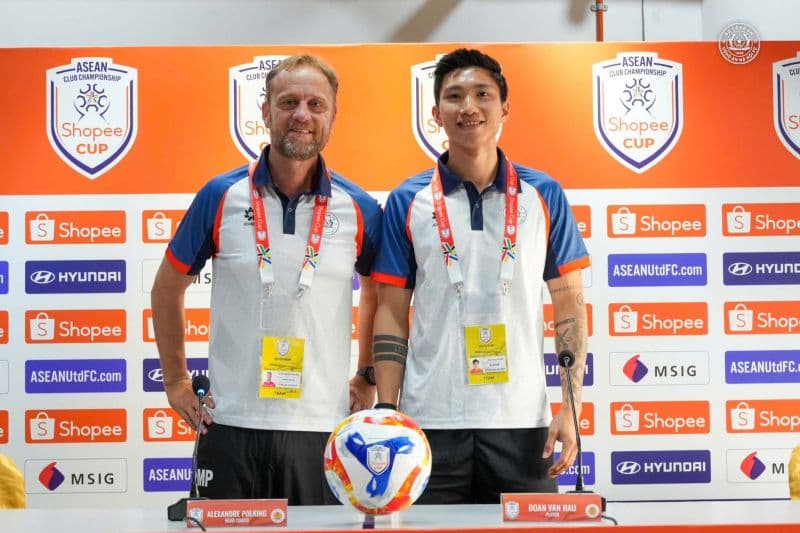 Huấn luyện viên Mano Polking và cầu thủ Đoàn Văn Hậu của CAHN tại sự kiện Shopee Cup, giải đấu khu vực.