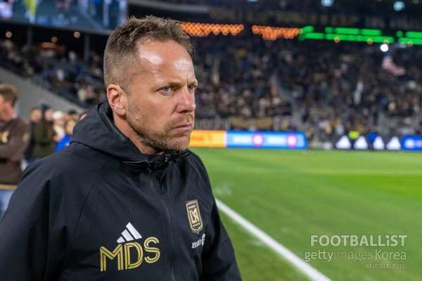 Huấn luyện viên Marc Dos Santos của LAFC nhìn xa xăm, tượng trưng cho tư duy quản trị và chiến lược cần thiết để xây dựng đội bóng bền vững.