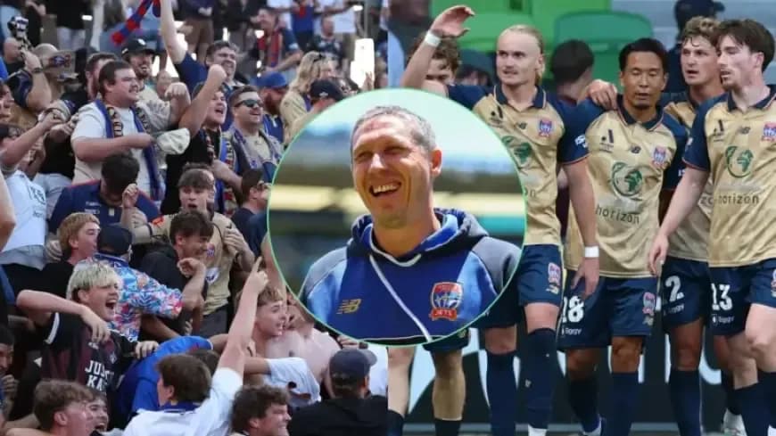 Huấn luyện viên Mark Milligan cùng các cầu thủ và người hâm mộ Newcastle Jets, thể hiện tinh thần phát triển bóng đá trẻ.