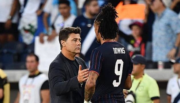 Huấn luyện viên Mauricio Pochettino thảo luận chiến thuật với cầu thủ.