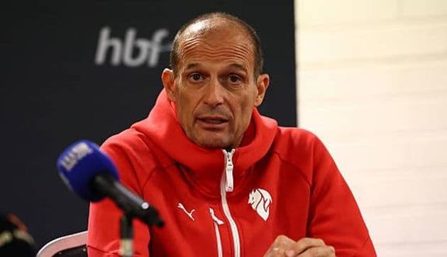 Huấn luyện viên Max Allegri của AC Milan thảo luận về chiến thuật mới.