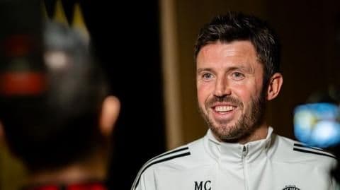 Huấn luyện viên Michael Carrick, tượng trưng cho vai trò của Daniel Farke trong việc xây dựng "pháo đài" Elland Road.