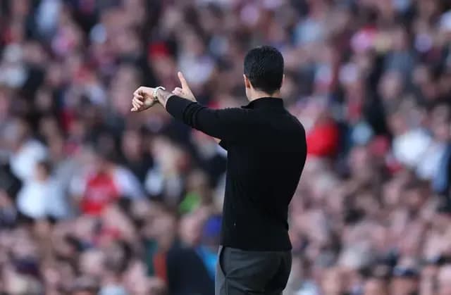 Huấn luyện viên Mikel Arteta của Arsenal chỉ đạo trên sân, thể hiện bản lĩnh và sức mạnh tinh thần của đội bóng trước áp lực.