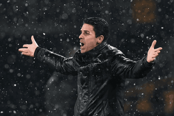Huấn luyện viên Mikel Arteta của Arsenal phản ứng đầy cảm xúc trong một trận đấu, thể hiện sự căng thẳng và kịch tính của bóng đá.