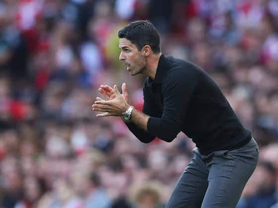Huấn luyện viên Mikel Arteta chỉ đạo trên sân trong trận đấu giao hữu của Arsenal tại Singapore.
