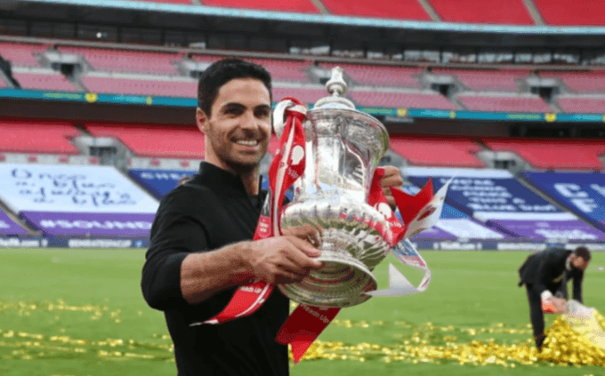 Huấn luyện viên Mikel Arteta ăn mừng với cúp FA, biểu tượng cho danh hiệu duy nhất của Arsenal dưới thời ông.