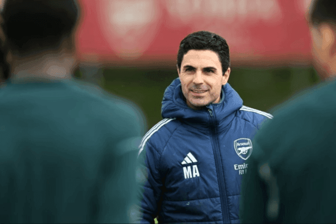 Huấn luyện viên Mikel Arteta trong buổi tập, nơi ông truyền đạt thông điệp về áp lực và danh tiếng cho các cầu thủ.