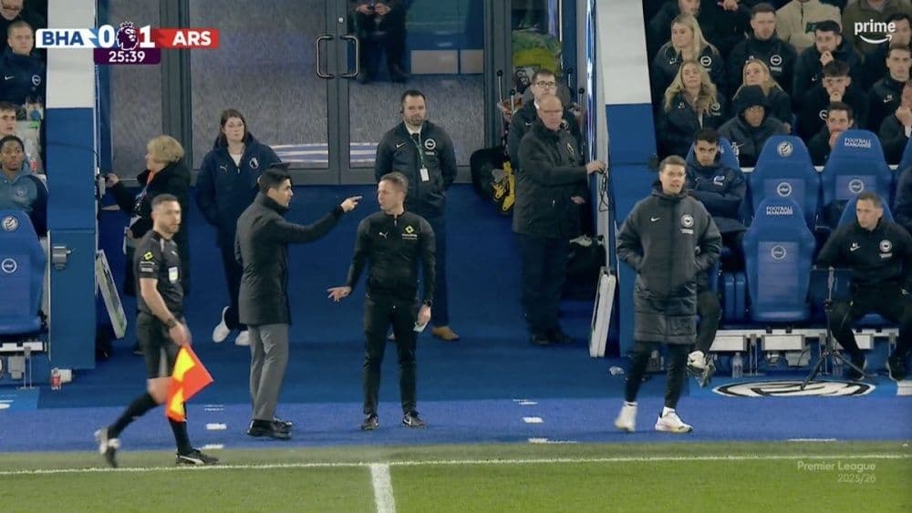 Huấn luyện viên Mikel Arteta với cử chỉ đầy cảm xúc trên đường biên, thể hiện sự kịch tính và áp lực trong mỗi trận đấu.