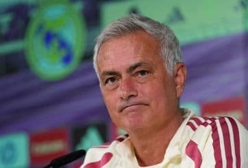 Huấn luyện viên Mourinho với vẻ mặt suy tư, tượng trưng cho yếu tố tâm lý và chiến thuật trong bóng đá