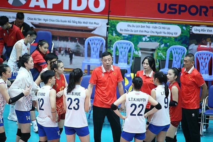 Huấn luyện viên Nguyễn Trọng Linh chỉ đạo đội tuyển U21 nữ Việt Nam trong giờ nghỉ