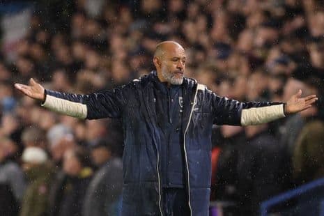 Huấn luyện viên Nuno Espírito Santo của West Ham với vẻ mặt thất vọng trên sân.