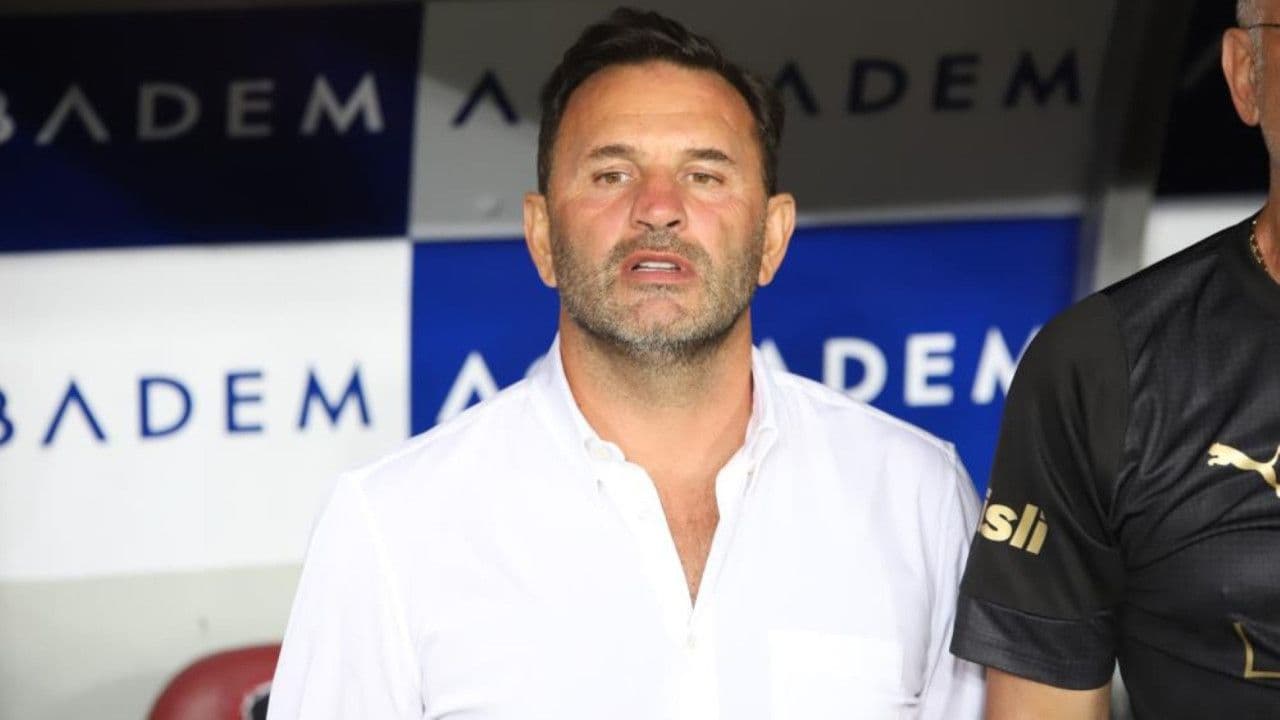 Huấn luyện viên Okan Buruk của Galatasaray, người đã đưa ra những nước cờ chiến lược cho mùa giải mới.