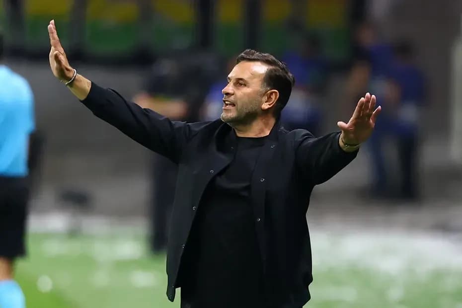 Huấn luyện viên Okan Buruk của Galatasaray tại buổi họp báo, thảo luận về chiến thuật cho trận đấu quan trọng.