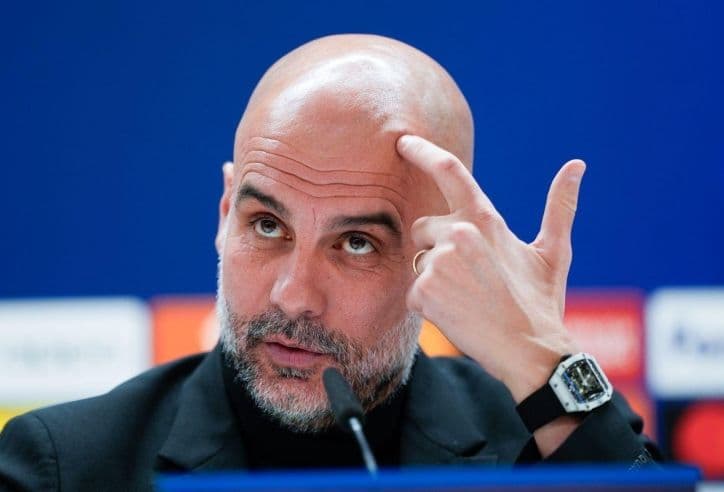 Huấn luyện viên Pep Guardiola đang suy tư, tượng trưng cho màn đấu trí chiến thuật giữa hai HLV.