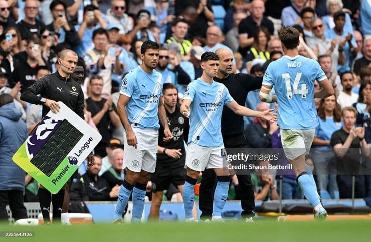 Huấn luyện viên Pep Guardiola của Man City với vẻ mặt lo lắng trước áp lực sa sút của đội bóng.