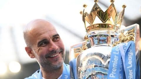 Huấn luyện viên Pep Guardiola nâng cao cúp Premier League, tượng trưng cho khát vọng và mục tiêu hướng tới thành công trong tương lai của Leeds United.