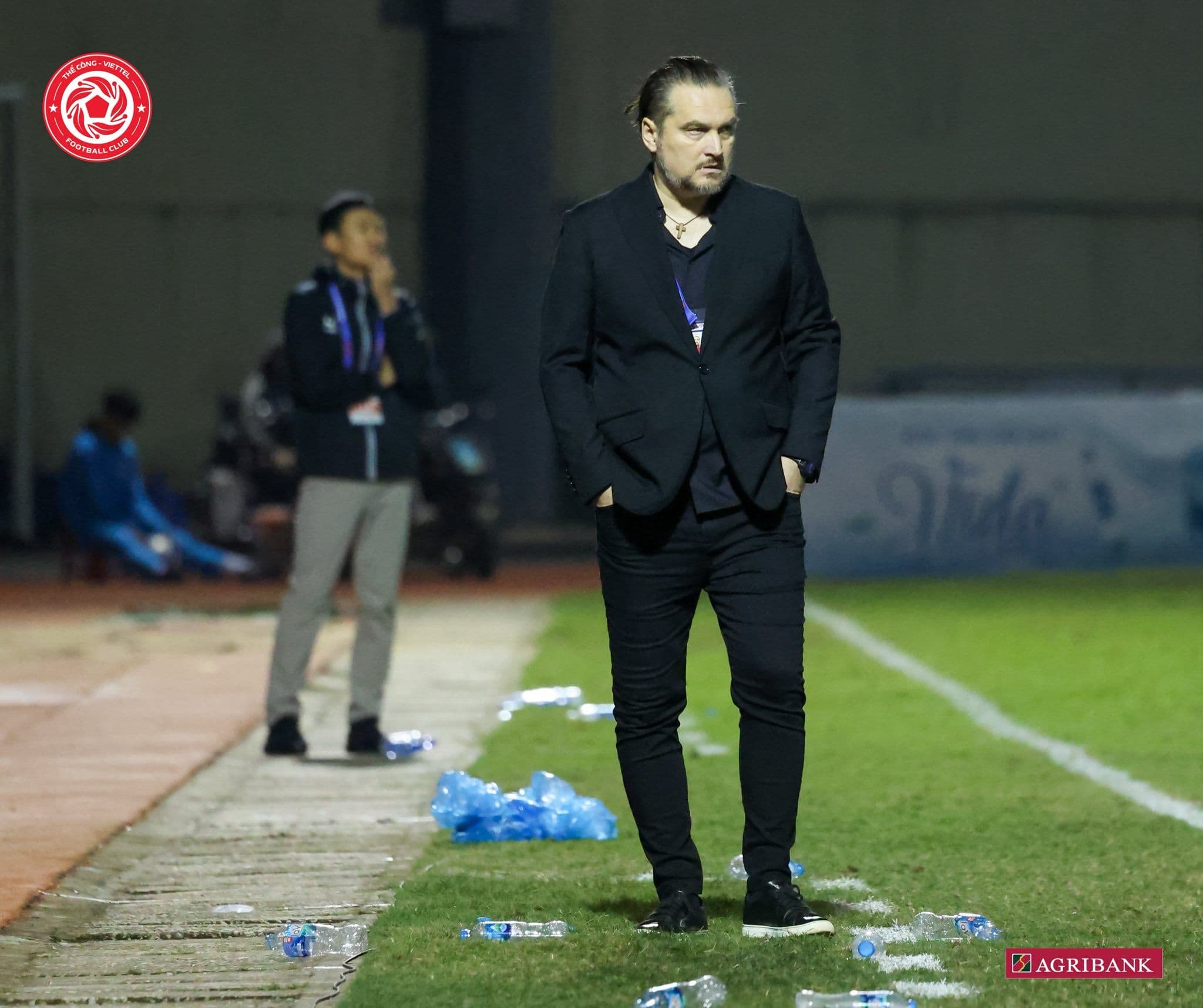 Huấn luyện viên Popov của Thể Công Viettel đứng trên đường biên theo dõi trận đấu.