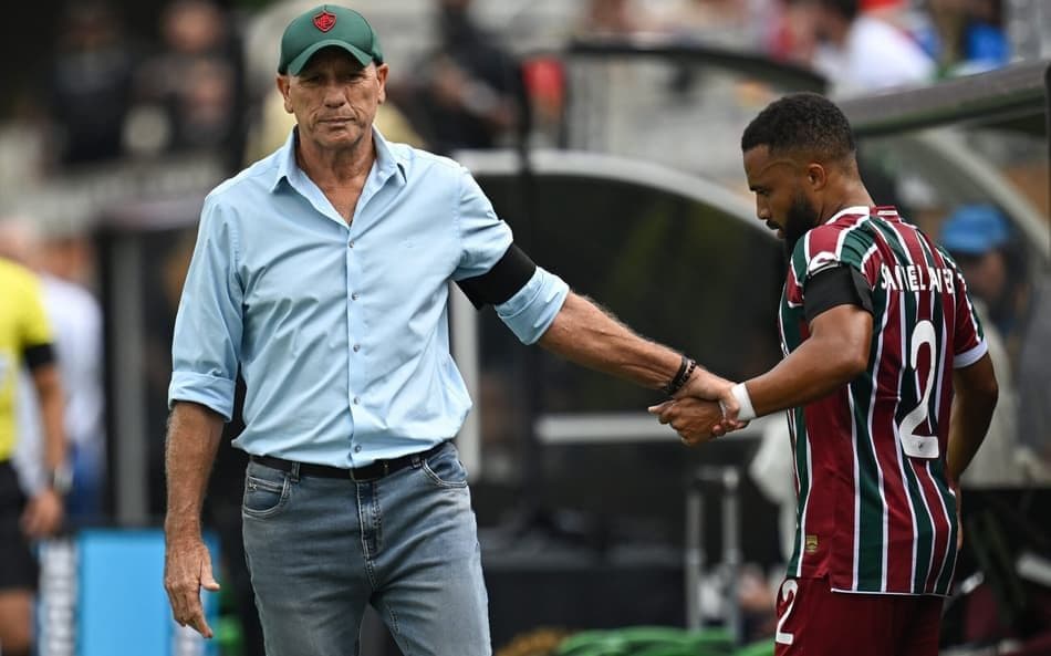 Huấn luyện viên Renato Gaúcho của Fluminense chỉ đạo trong trận đấu.