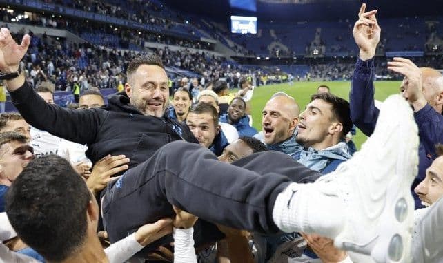 Huấn luyện viên Roberto De Zerbi của Marseille được các cầu thủ tung hô sau chiến thắng vang dội trước PSG.